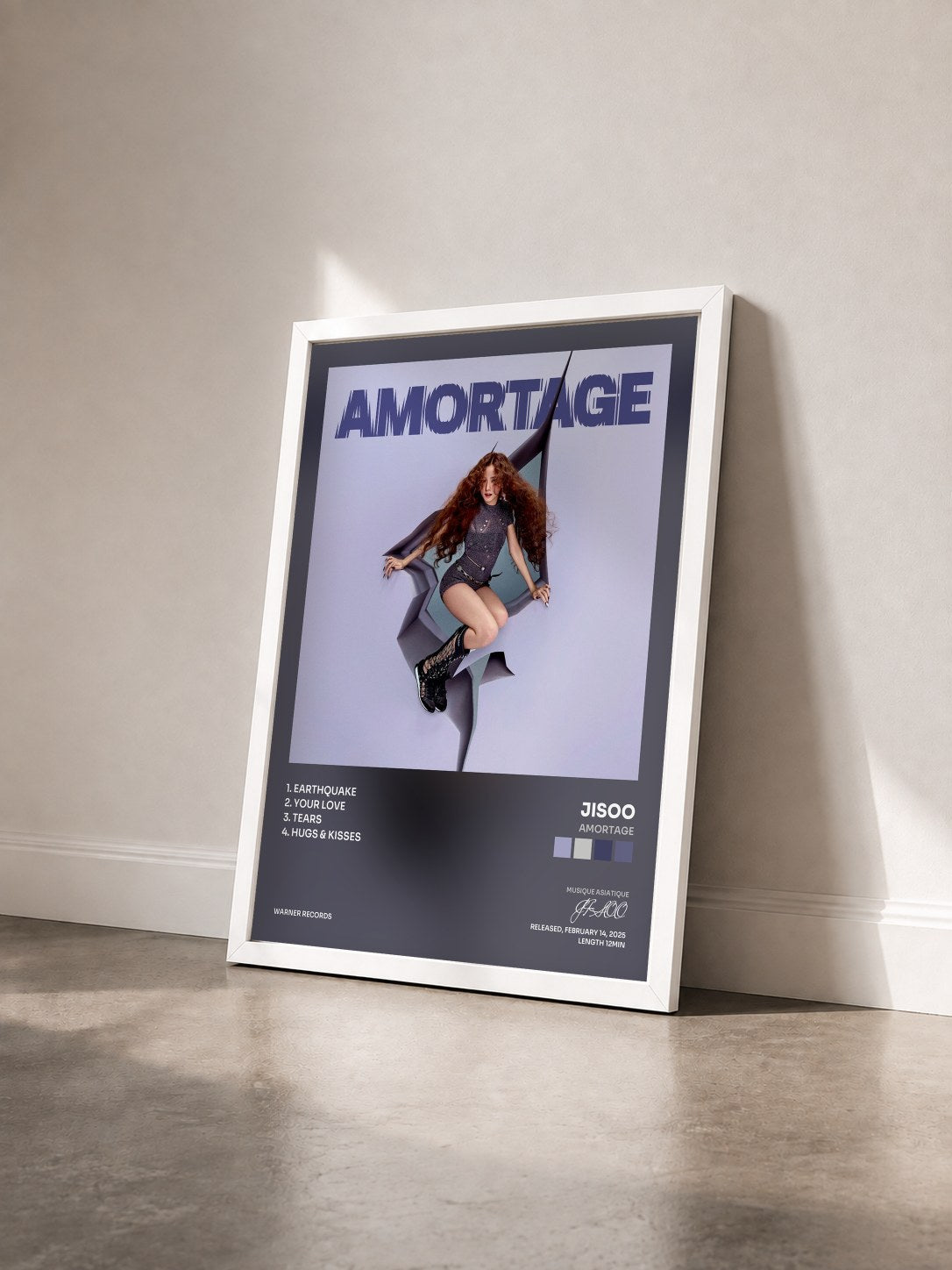#blanc Tableau de l'album AMORTAGE de JISOO vu de trois quarts, cadre blanc