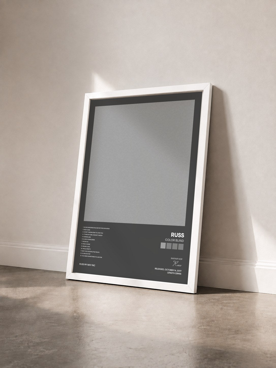 #blanc Tableau de l'album Color Blind de Russ vu de trois quarts, cadre blanc