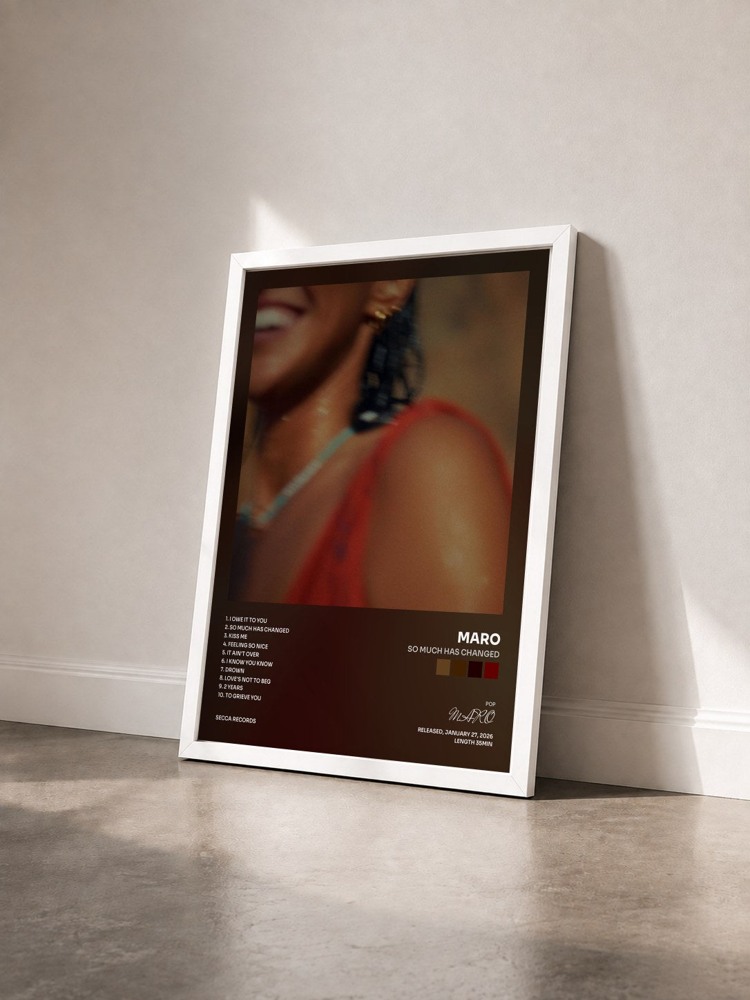 #blanc Tableau de l'album SO MUCH HAS CHANGED de MARO vu de trois quarts, cadre blanc