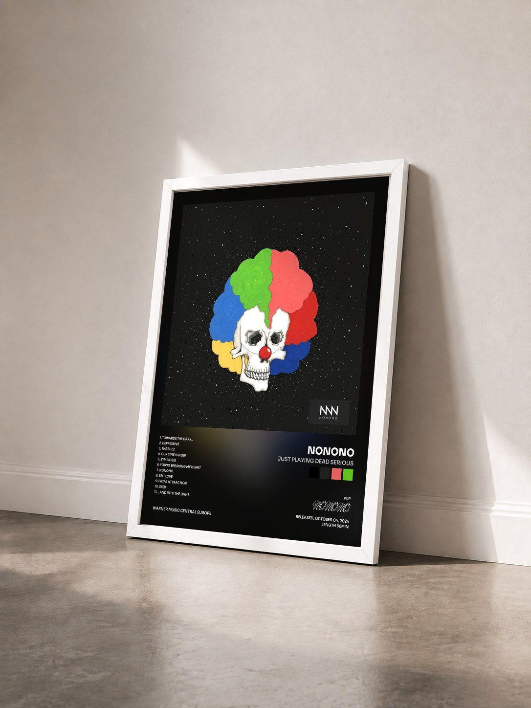 #blanc Tableau de l'album Just Playing Dead Serious de NONONO vu de trois quarts, cadre blanc