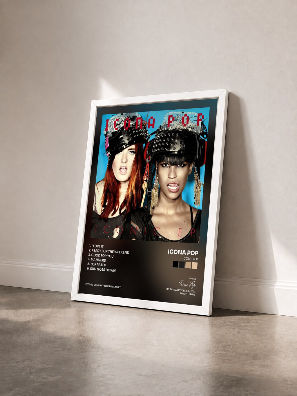 #blanc Tableau de l'album Iconic EP de Icona Pop vu de trois quarts, cadre blanc