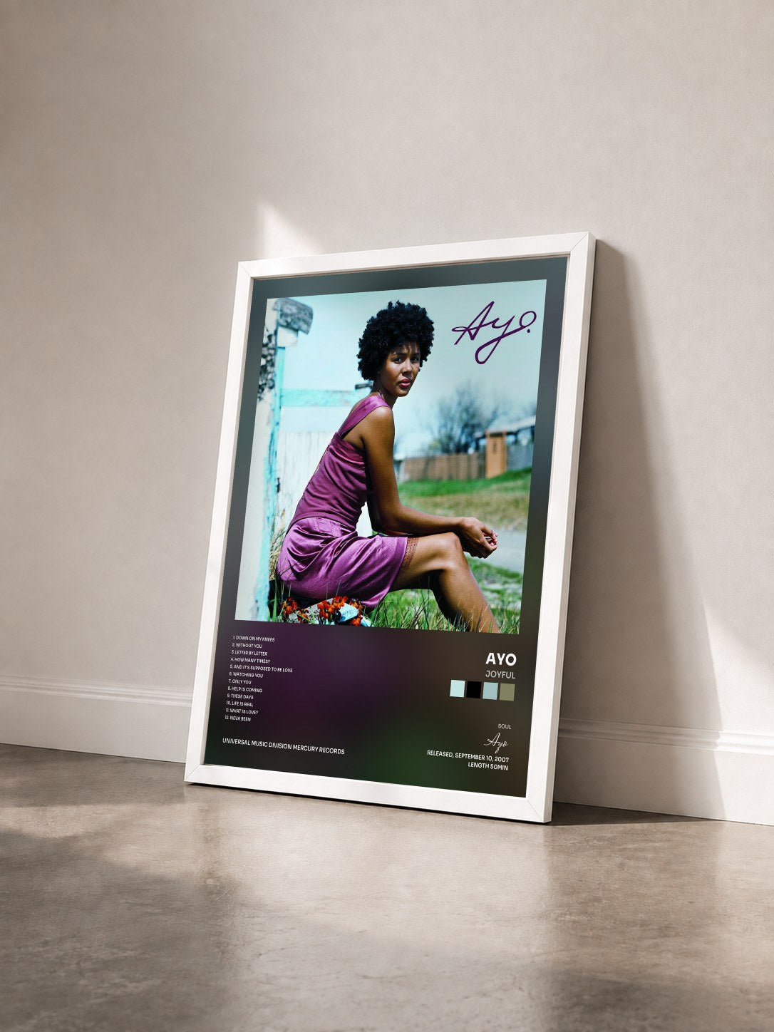 #blanc Tableau de l'album Joyful de Ayo vu de trois quarts, cadre blanc