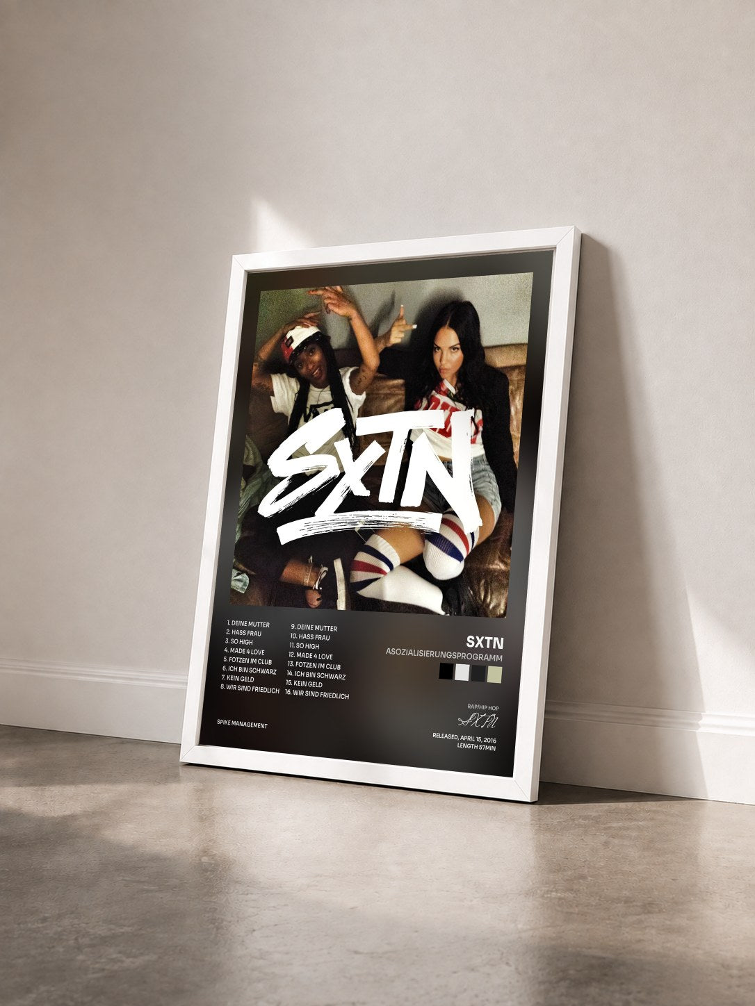 #blanc Tableau de l'album Asozialisierungsprogramm de SXTN vu de trois quarts, cadre blanc