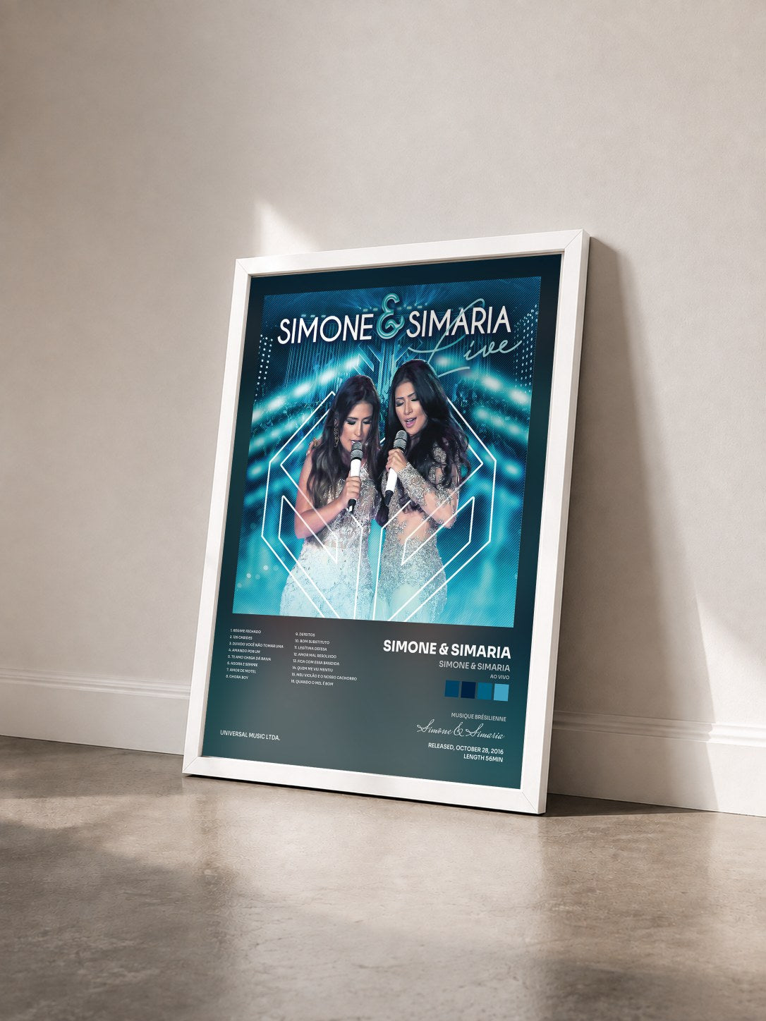 #blanc Tableau de l'album Simone & Simaria (Ao Vivo) de Simone & Simaria vu de trois quarts, cadre blanc