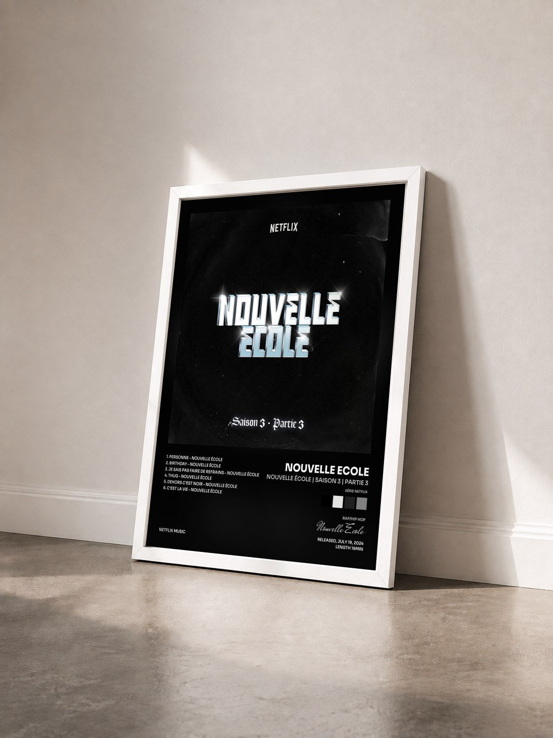 #blanc Tableau de l'album Nouvelle École | Saison 3 | Partie 3 (Série Netflix) de Nouvelle Ecole vu de trois quarts, cadre blanc