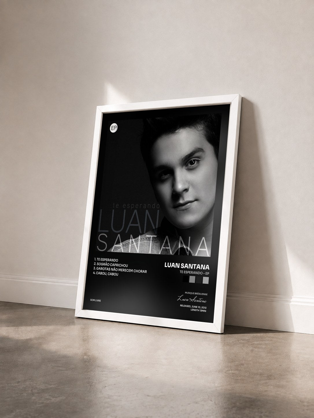 #blanc Tableau de l'album Te Esperando - EP de Luan Santana vu de trois quarts, cadre blanc