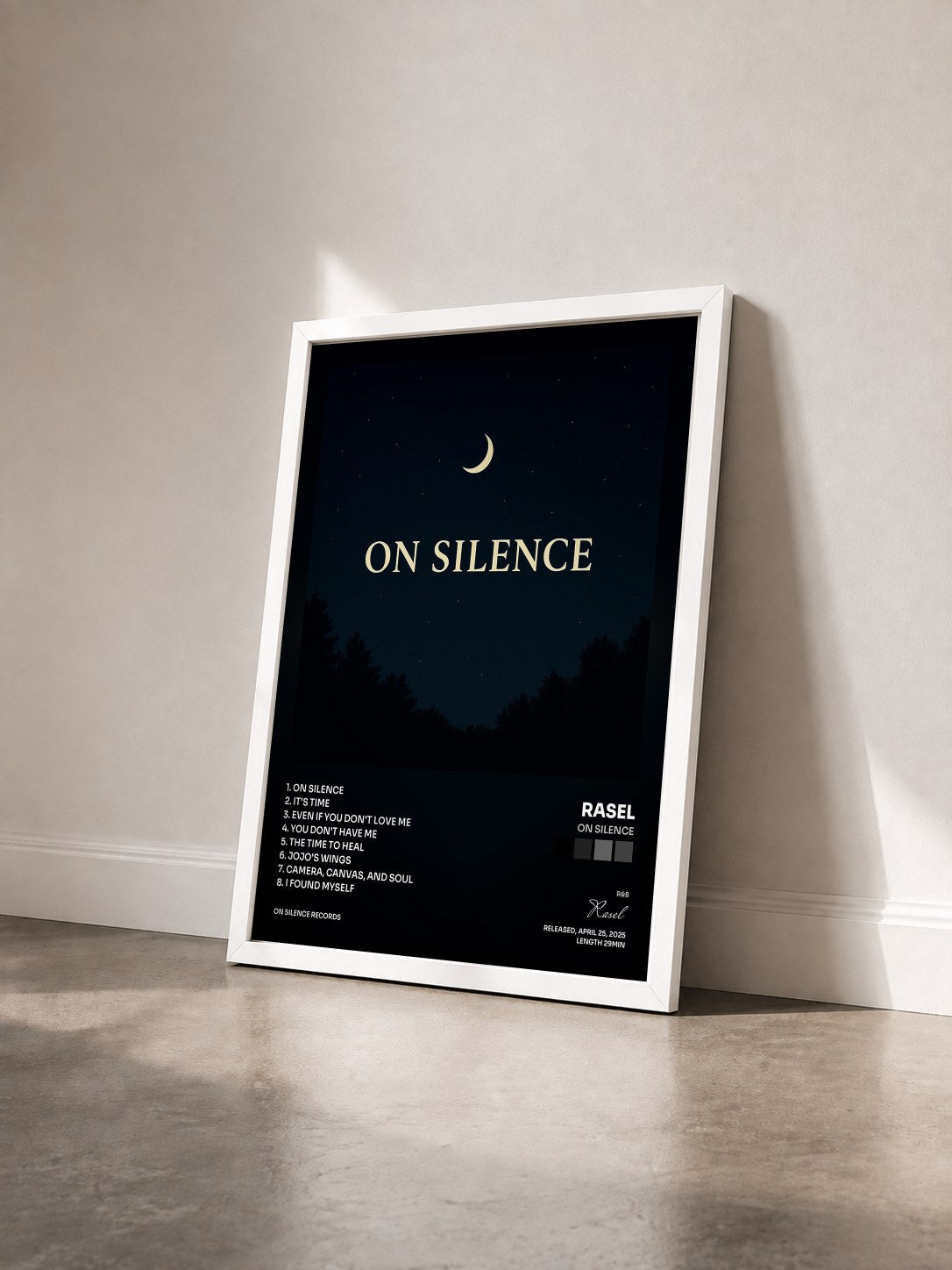 #blanc Tableau de l'album On Silence de Rasel vu de trois quarts, cadre blanc