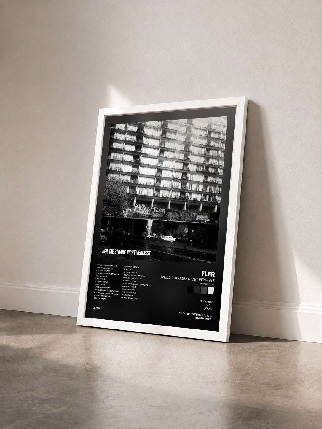 #blanc Tableau de l'album Weil die Straße nicht vergisst (Deluxe Edition) de Fler vu de trois quarts, cadre blanc