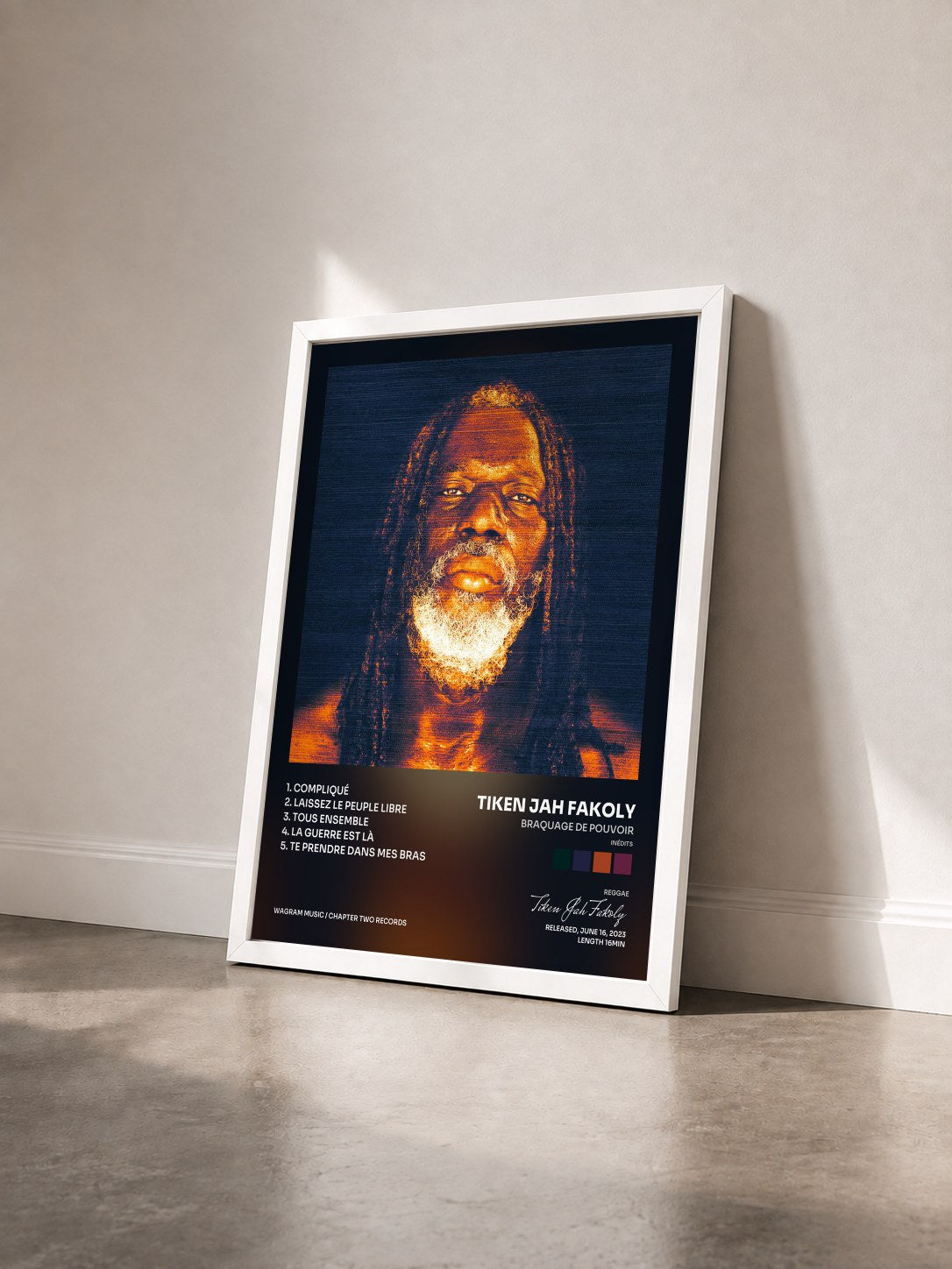 #blanc Tableau de l'album Braquage de pouvoir (Inédits) de Tiken Jah Fakoly vu de trois quarts, cadre blanc