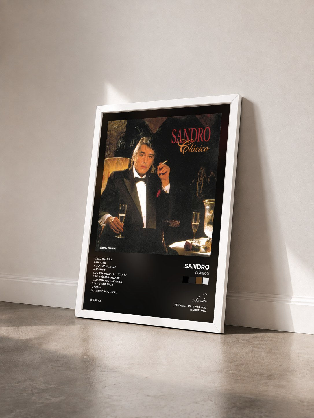 #blanc Tableau de l'album Clásico de Sandro vu de trois quarts, cadre blanc