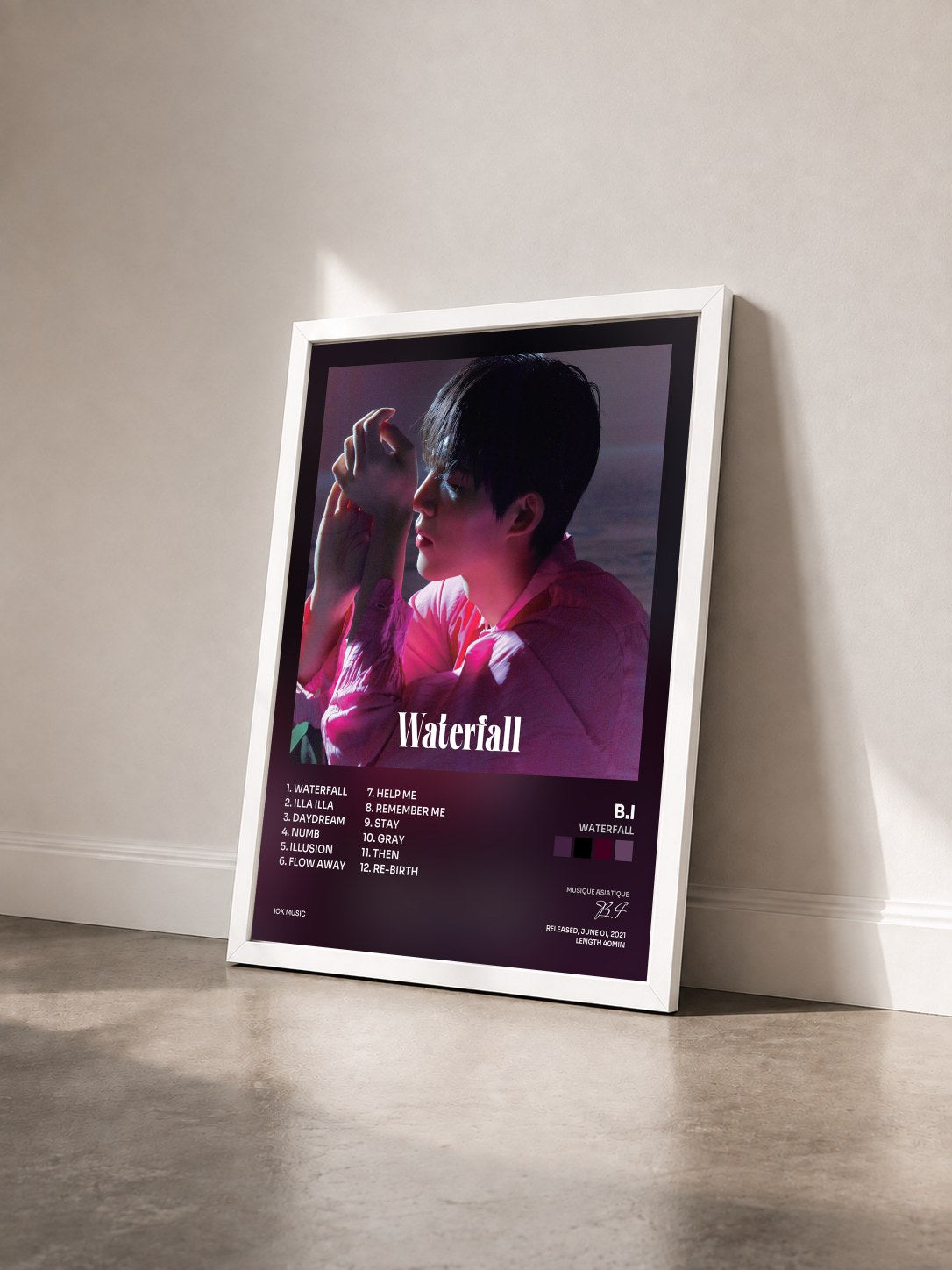 #blanc Tableau de l'album WATERFALL de B.I vu de trois quarts, cadre blanc