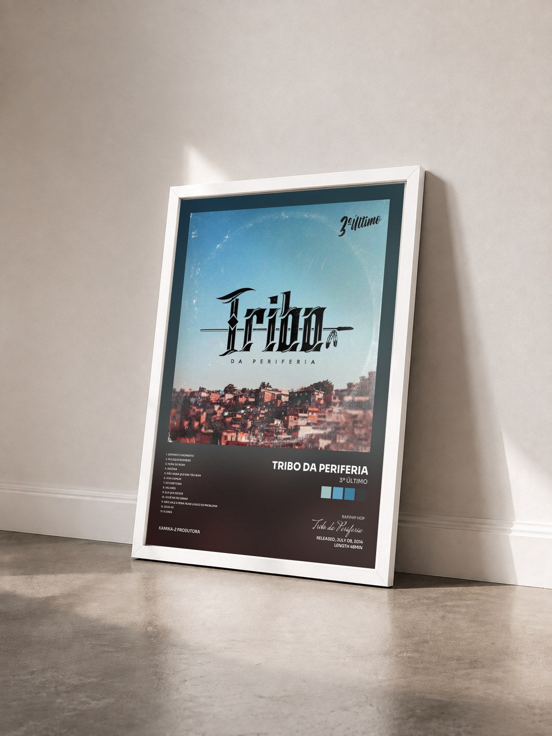 #blanc Tableau de l'album 3º Último de Tribo da Periferia vu de trois quarts, cadre blanc