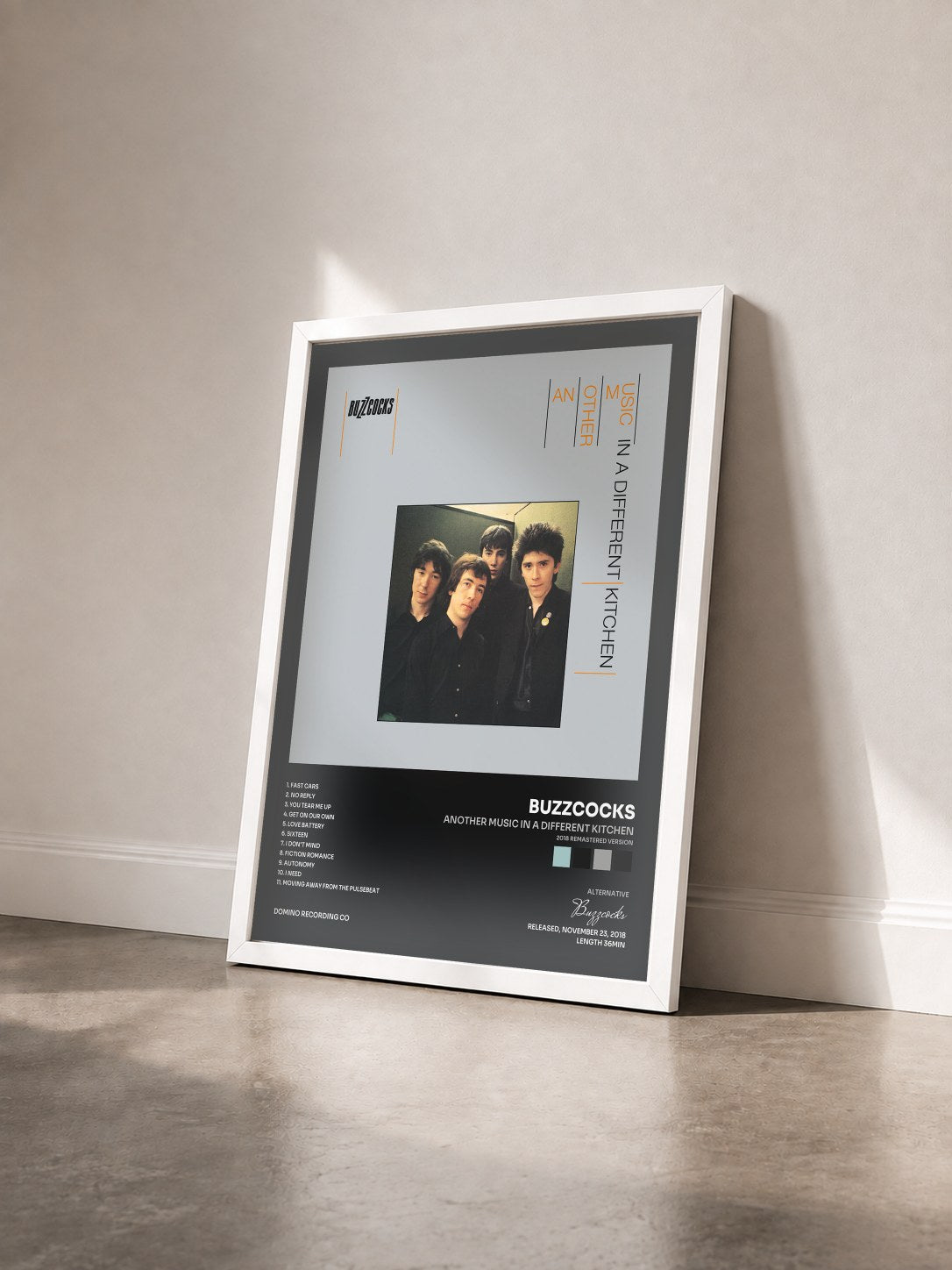 #blanc Tableau de l'album Another Music In A Different Kitchen (2018 Remastered Version) de Buzzcocks vu de trois quarts, cadre blanc