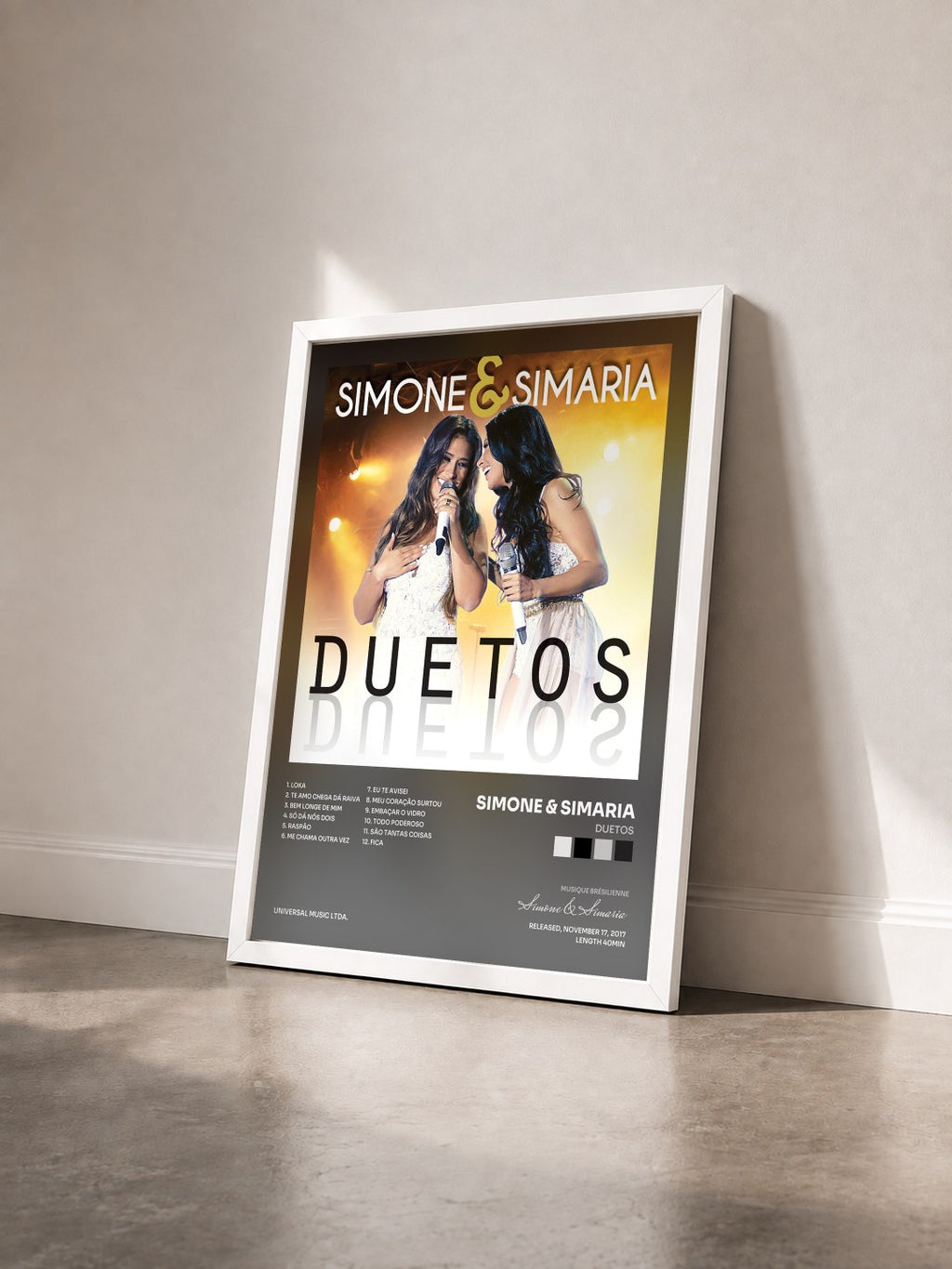 #blanc Tableau de l'album Duetos de Simone & Simaria vu de trois quarts, cadre blanc