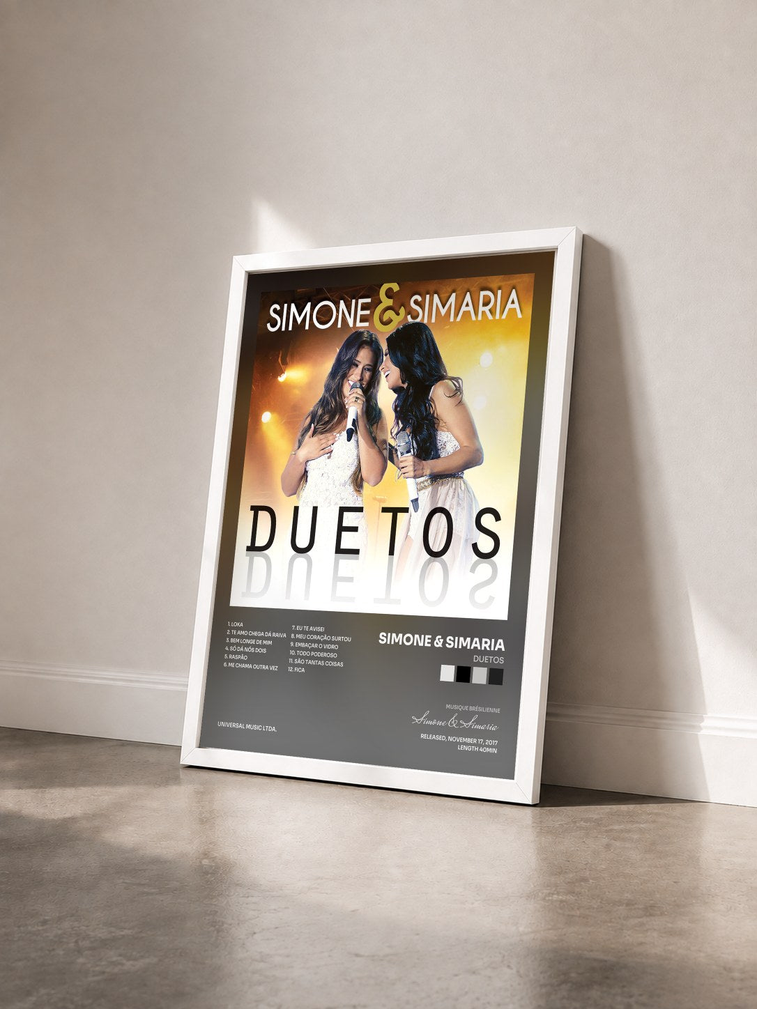 #blanc Tableau de l'album Duetos de Simone & Simaria vu de trois quarts, cadre blanc