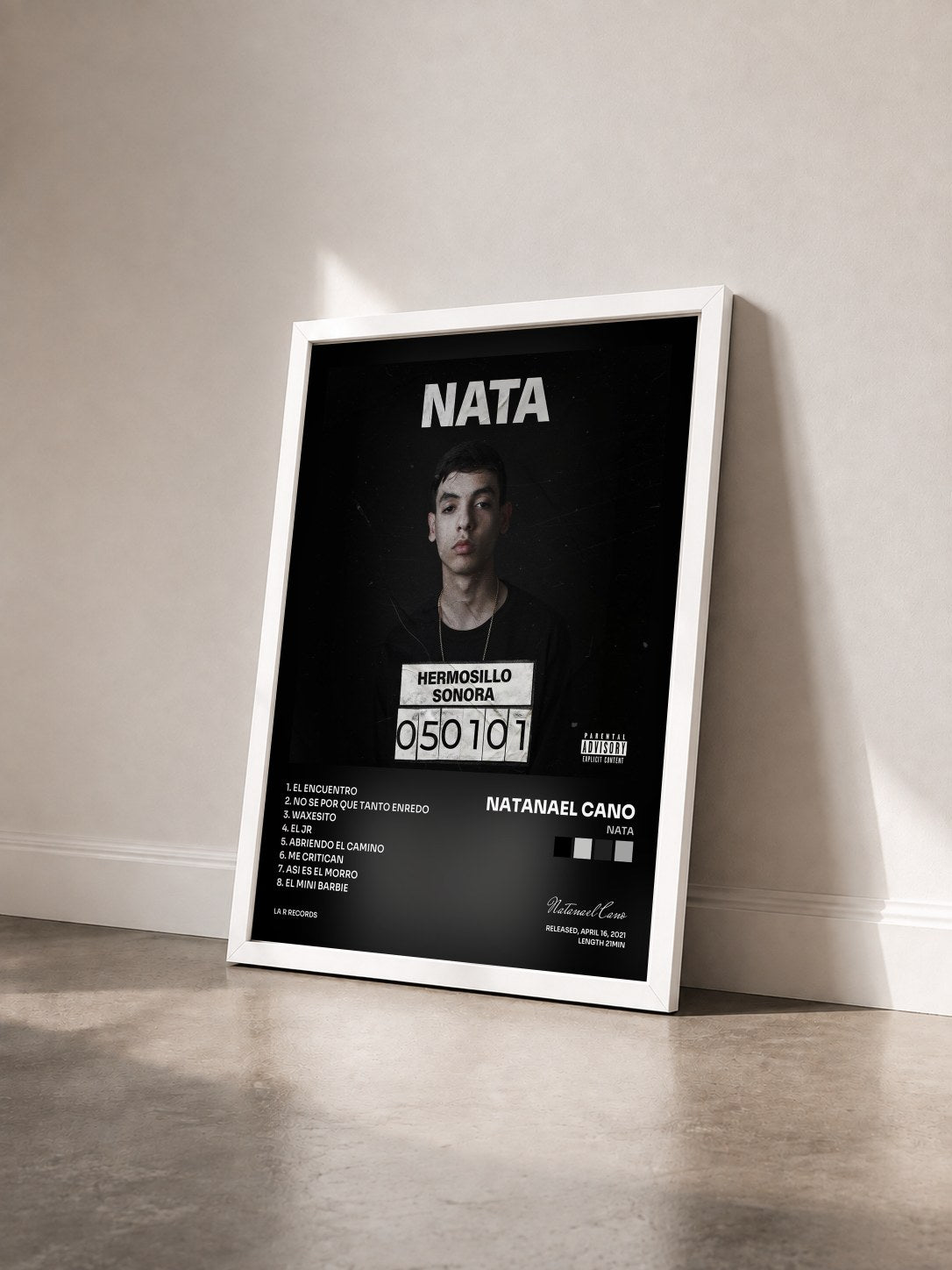 #blanc Tableau de l'album Nata de Natanael Cano vu de trois quarts, cadre blanc