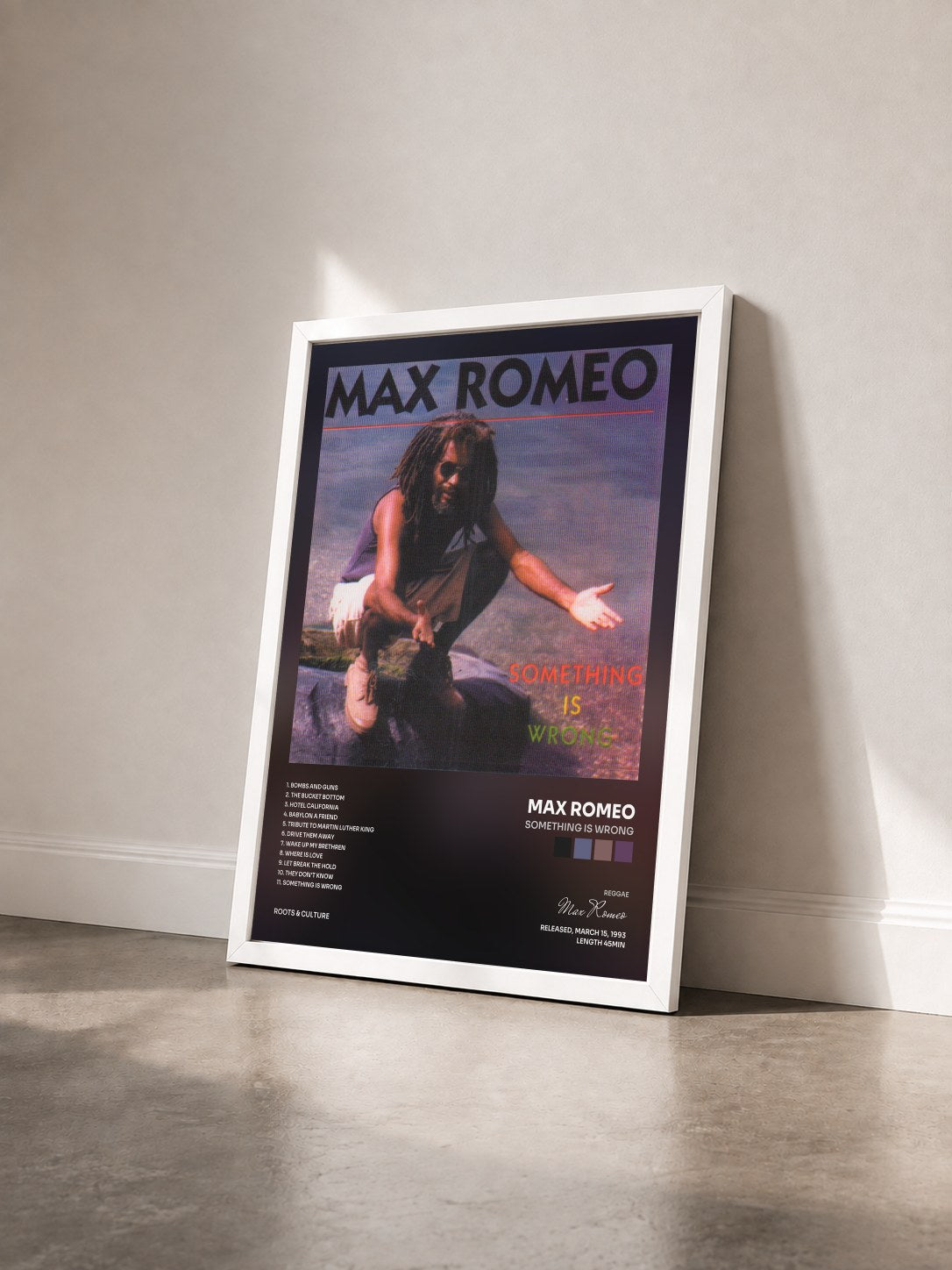 #blanc Tableau de l'album Something Is Wrong de Max Romeo vu de trois quarts, cadre blanc