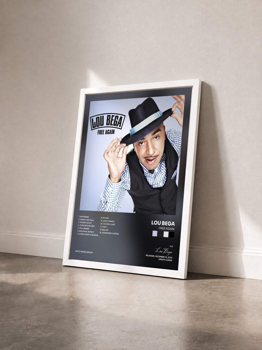 #blanc Tableau de l'album Free Again de Lou Bega vu de trois quarts, cadre blanc
