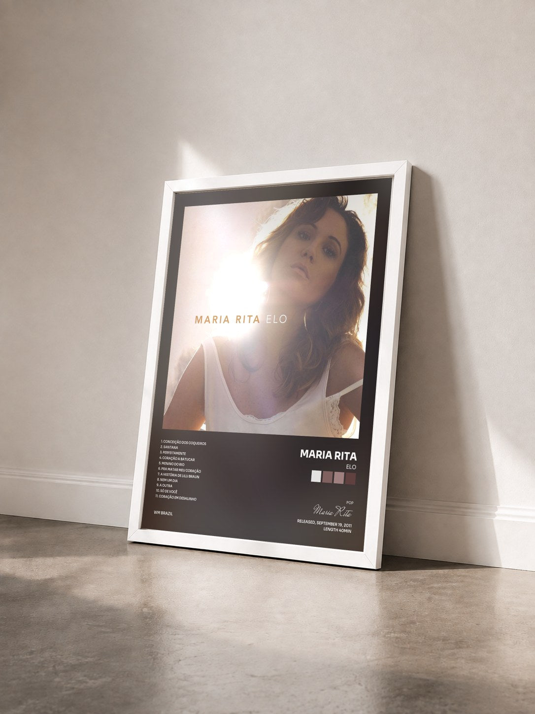 #blanc Tableau de l'album Elo de Maria Rita vu de trois quarts, cadre blanc
