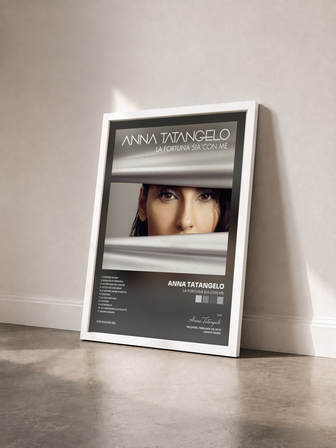 #blanc Tableau de l'album La fortuna sia con me de Anna Tatangelo vu de trois quarts, cadre blanc