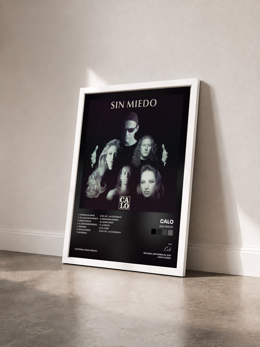 #blanc Tableau de l'album Sin Miedo de Calo vu de trois quarts, cadre blanc
