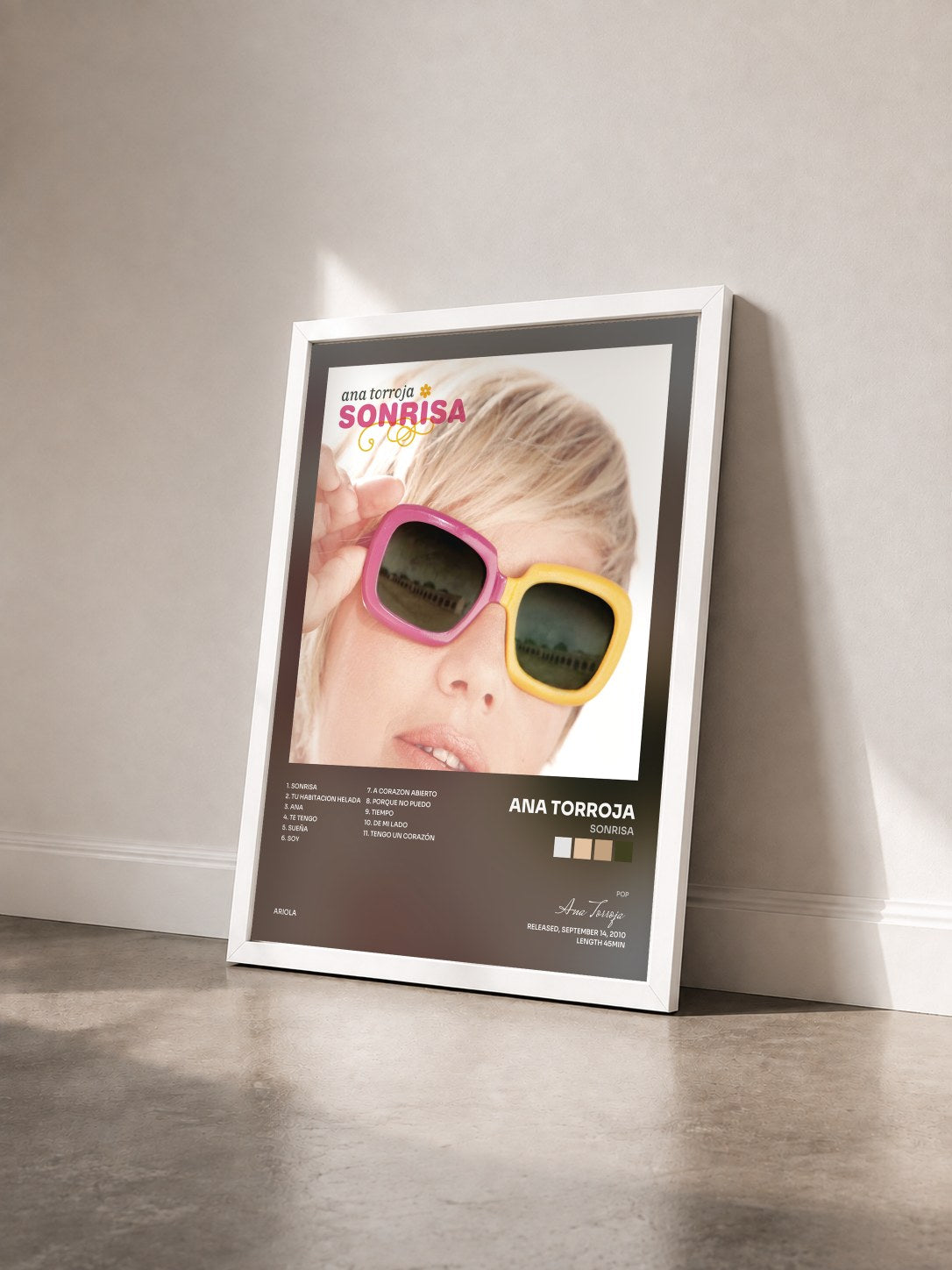 #blanc Tableau de l'album Sonrisa de Ana Torroja vu de trois quarts, cadre blanc