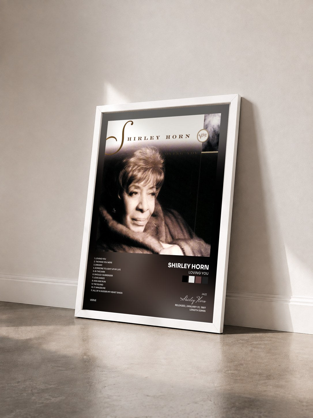 #blanc Tableau de l'album Loving You de Shirley Horn vu de trois quarts, cadre blanc