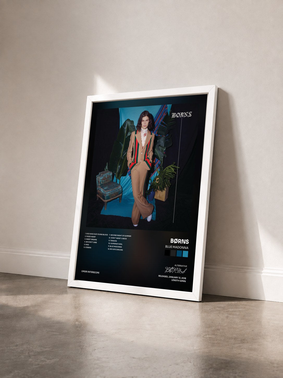 #blanc Tableau de l'album Blue Madonna de BØRNS vu de trois quarts, cadre blanc