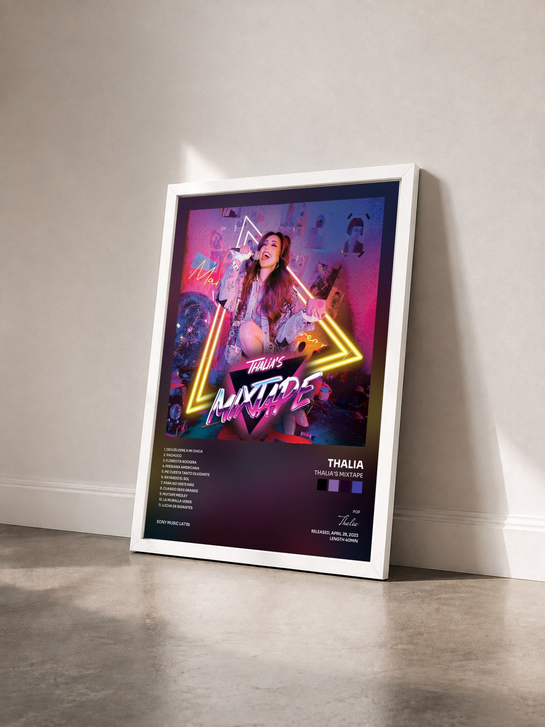#blanc Tableau de l'album Thalia's Mixtape de Thalia vu de trois quarts, cadre blanc