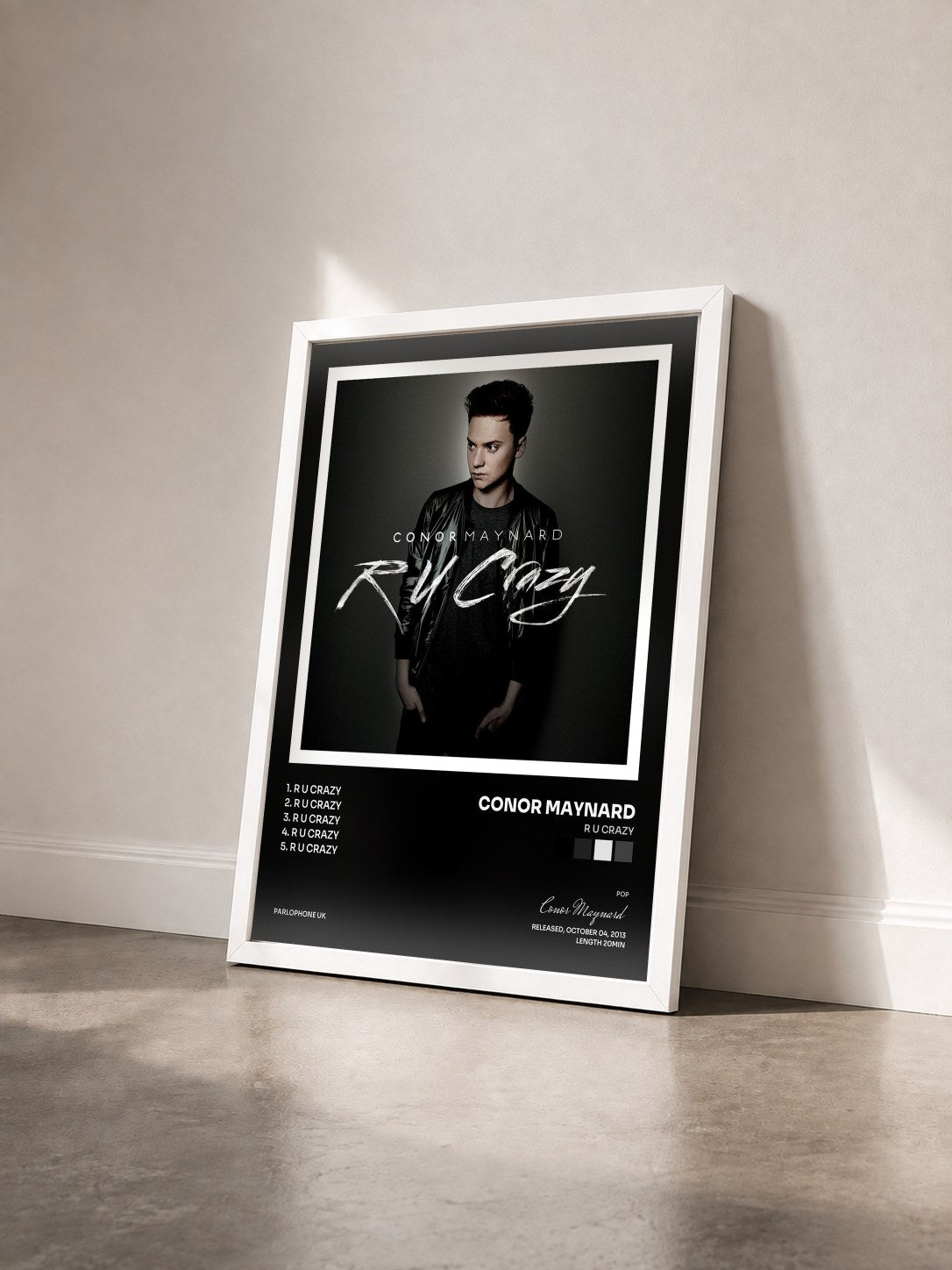 #blanc Tableau de l'album R U Crazy de Conor Maynard vu de trois quarts, cadre blanc
