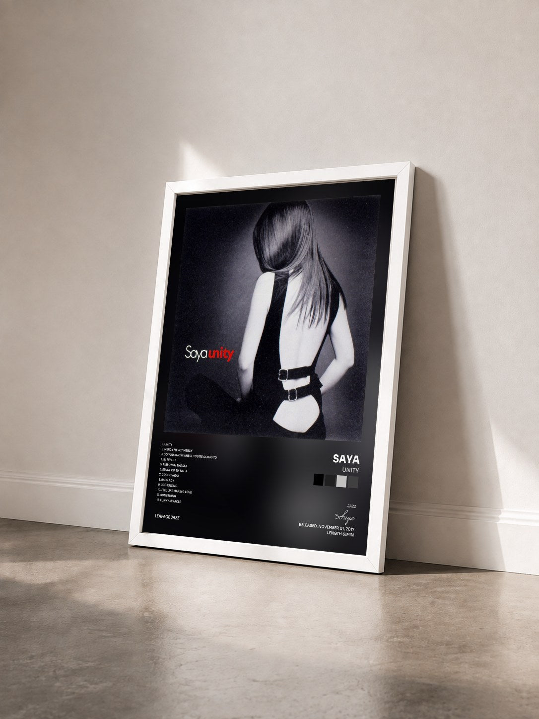 #blanc Tableau de l'album Unity de Saya vu de trois quarts, cadre blanc