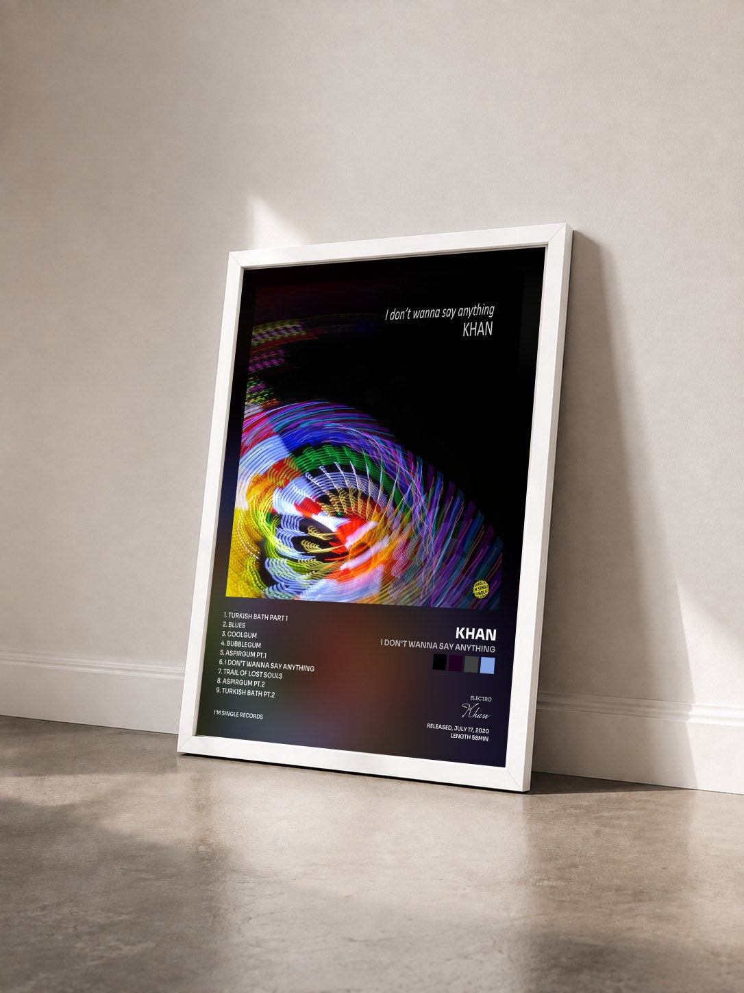 #blanc Tableau de l'album I Don't Wanna Say Anything de Khan vu de trois quarts, cadre blanc