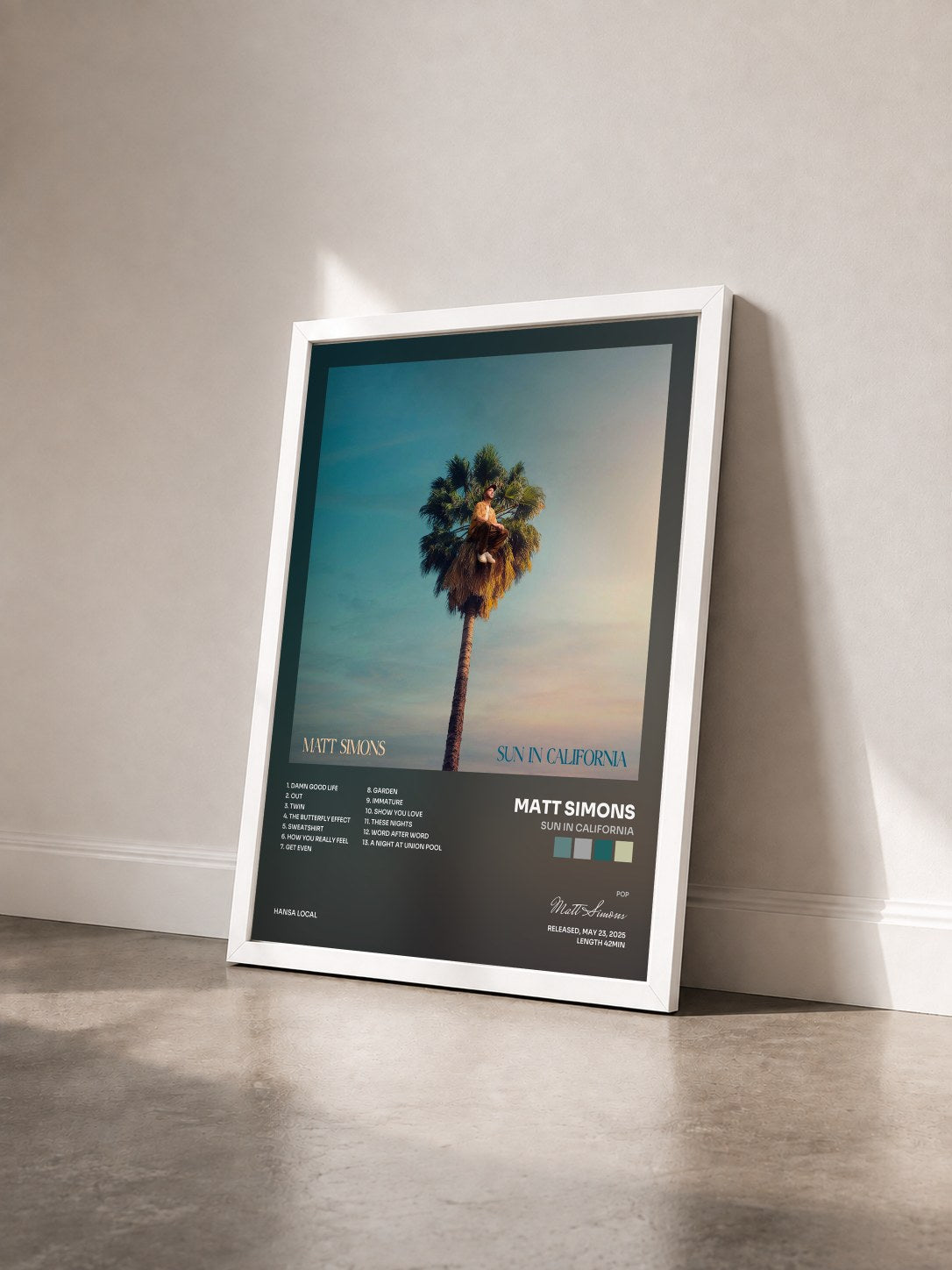 #blanc Tableau de l'album Sun In California de Matt Simons vu de trois quarts, cadre blanc