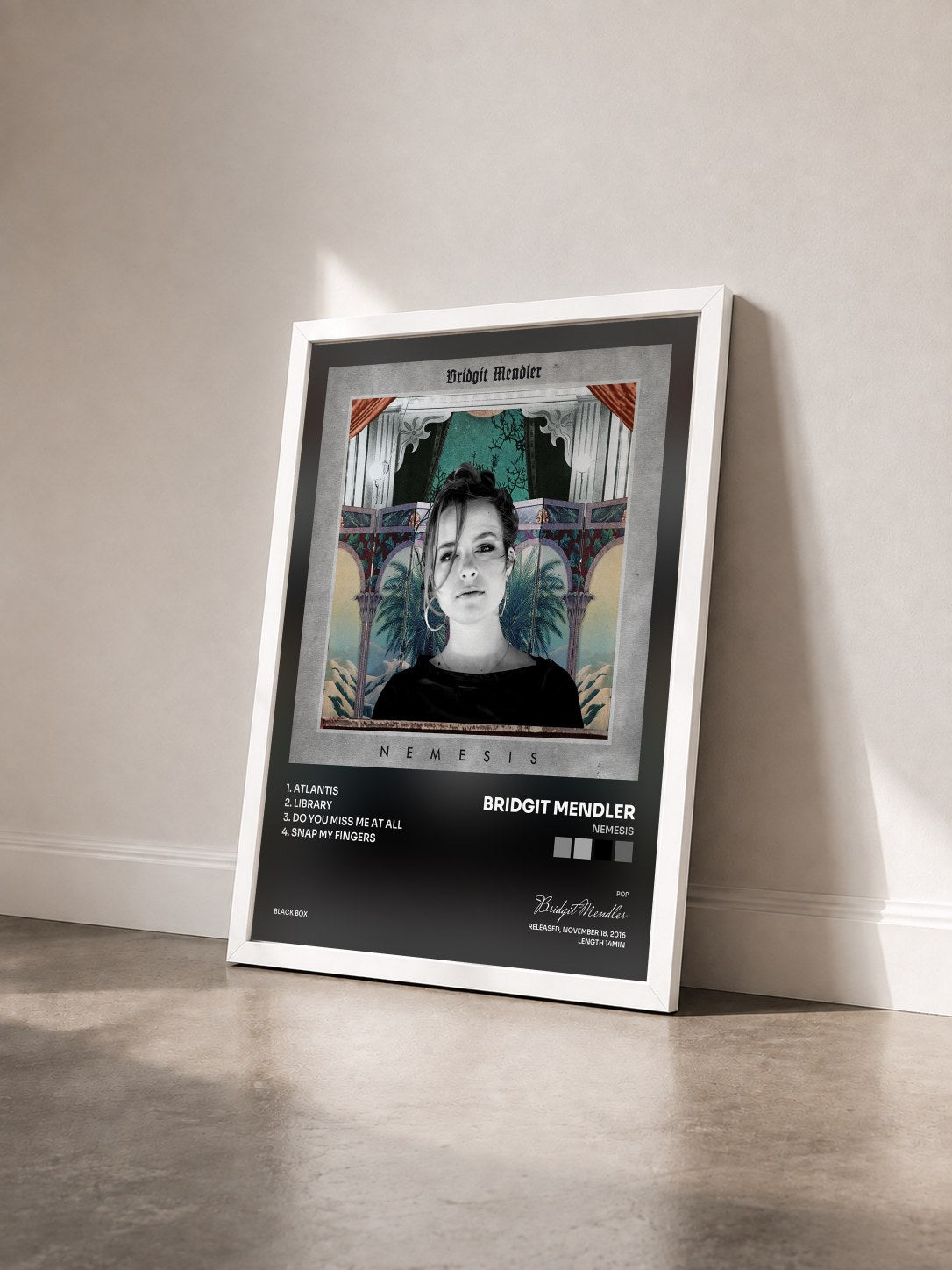 #blanc Tableau de l'album Nemesis de Bridgit Mendler vu de trois quarts, cadre blanc