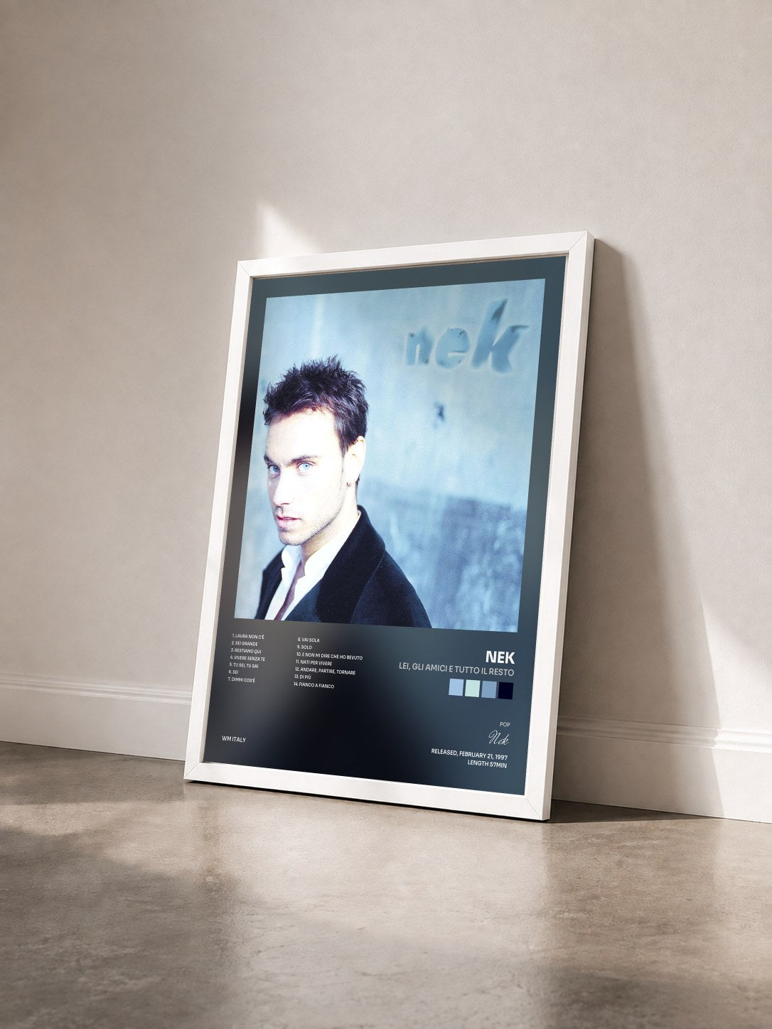 #blanc Tableau de l'album Lei, gli amici e tutto il resto de Nek vu de trois quarts, cadre blanc