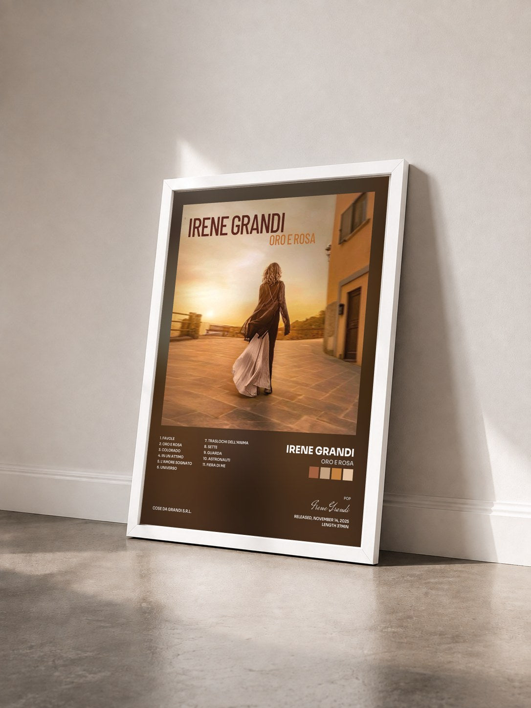 #blanc Tableau de l'album Oro e rosa de Irene Grandi vu de trois quarts, cadre blanc