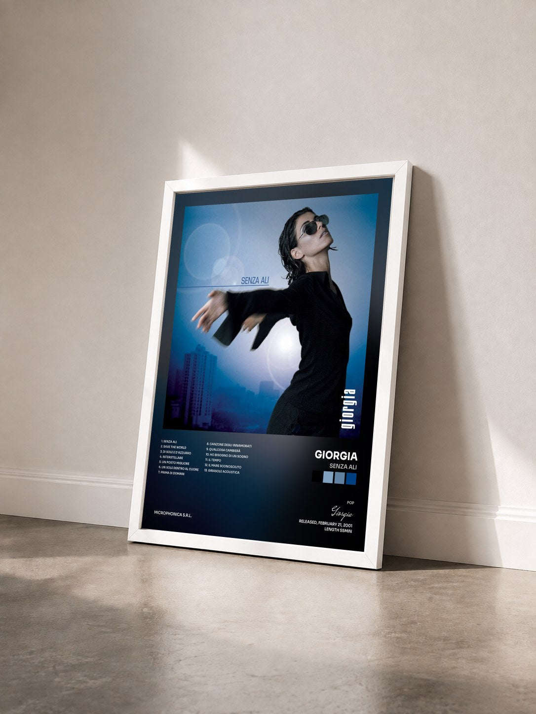 #blanc Tableau de l'album Senza Ali de Giorgia vu de trois quarts, cadre blanc
