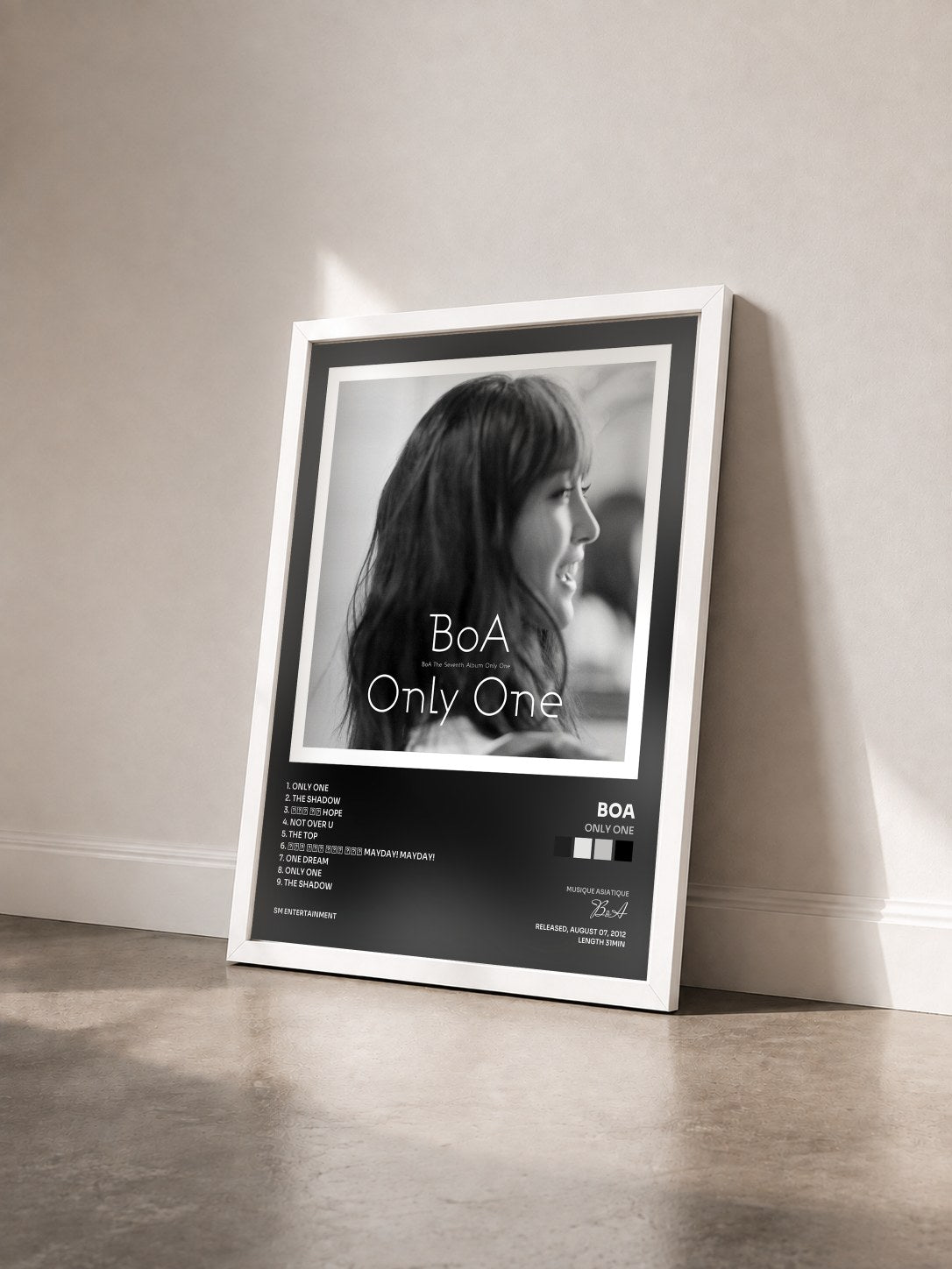 #blanc Tableau de l'album Only One de BoA vu de trois quarts, cadre blanc