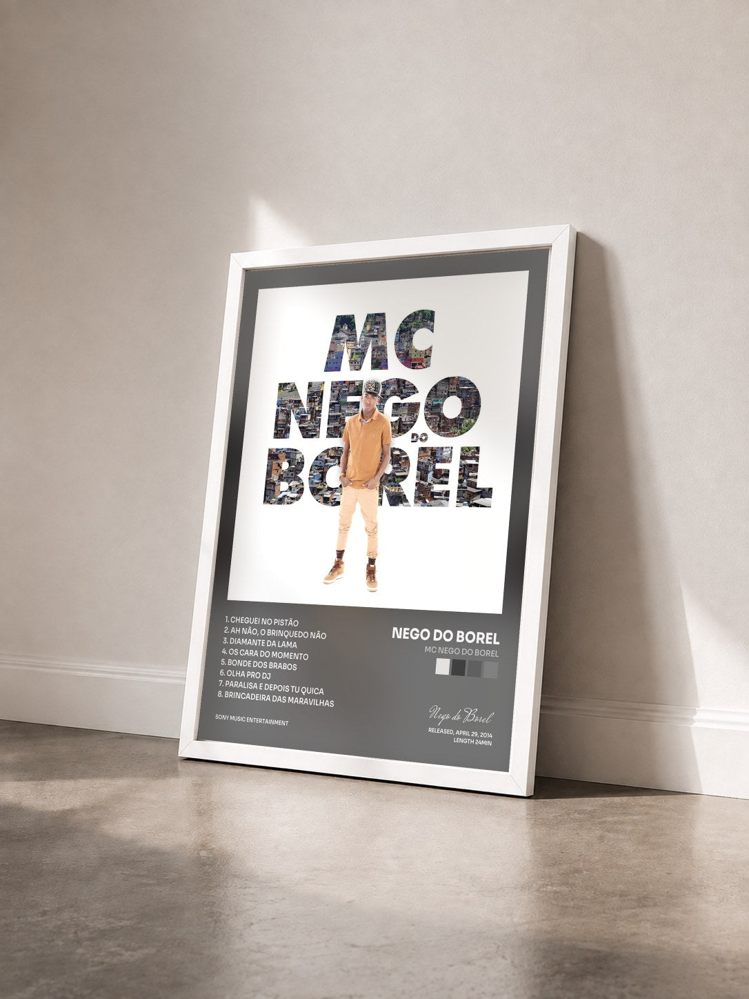 #blanc Tableau de l'album MC Nego do Borel de Nego do Borel vu de trois quarts, cadre blanc