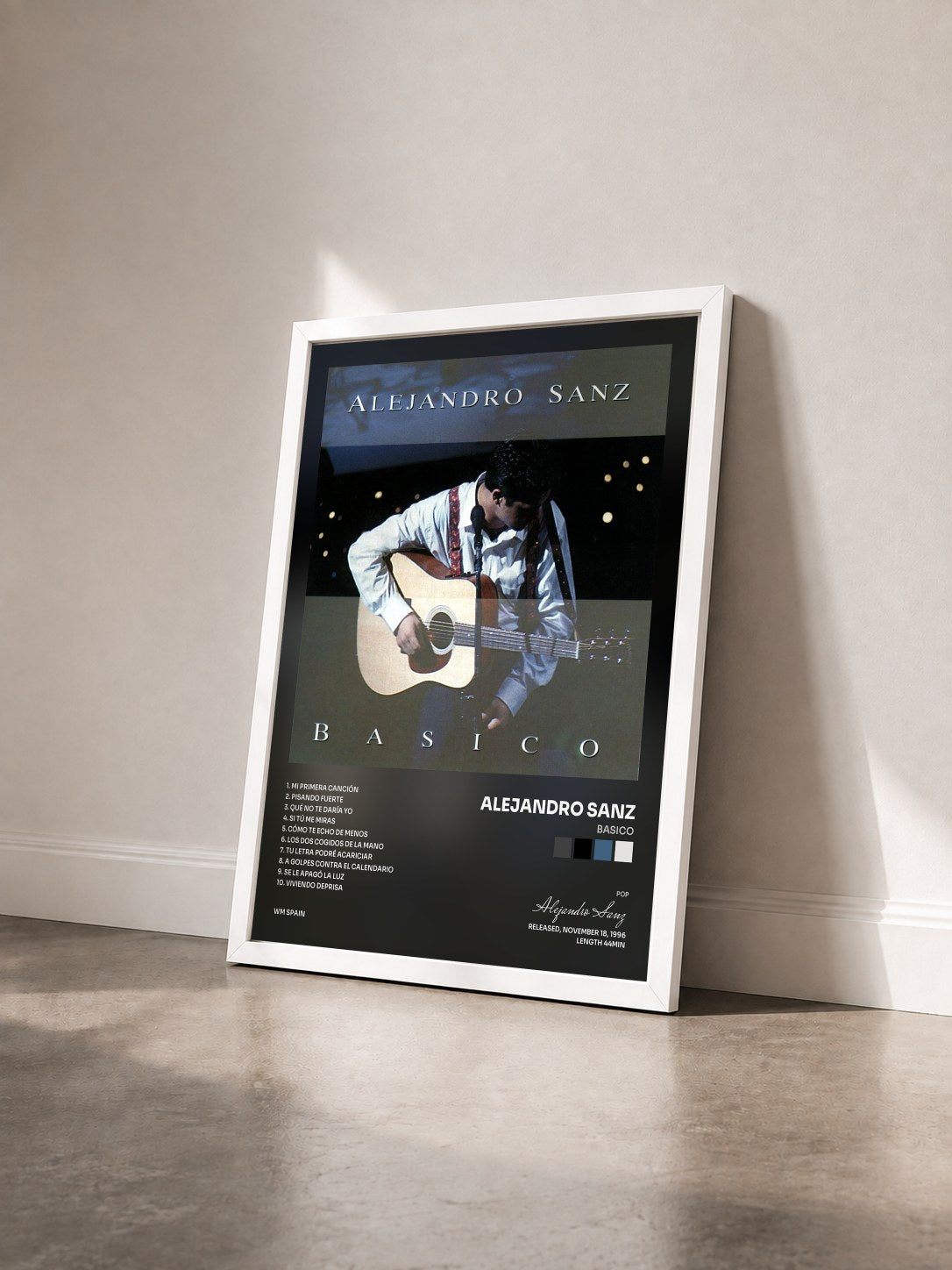 #blanc Tableau de l'album Basico de Alejandro Sanz vu de trois quarts, cadre blanc