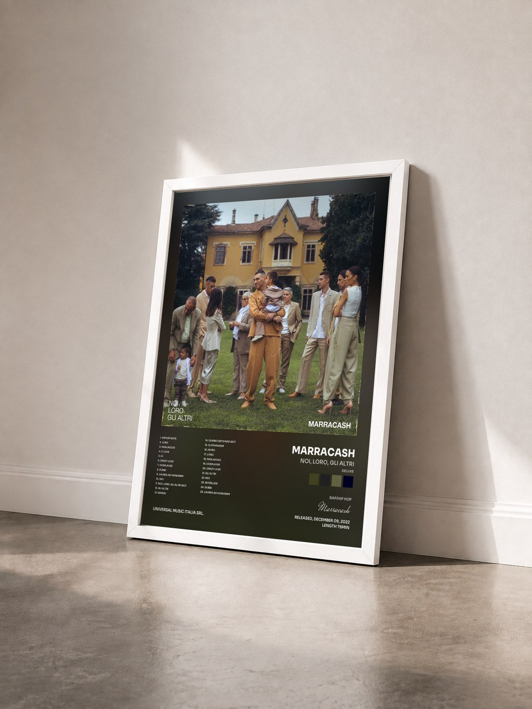 #blanc Tableau de l'album NOI, LORO, GLI ALTRI (Deluxe) de Marracash vu de trois quarts, cadre blanc