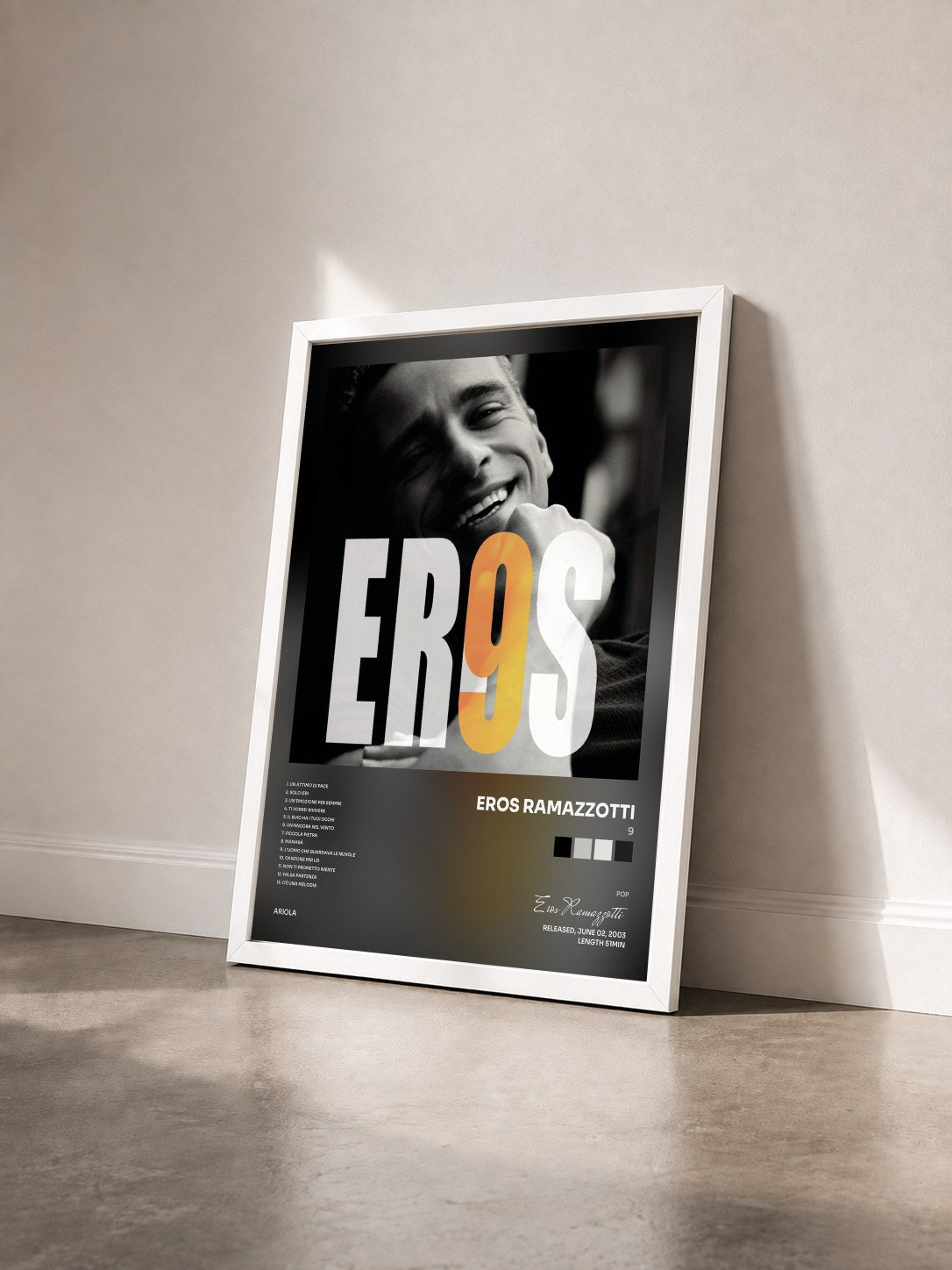 #blanc Tableau de l'album 9 de Eros Ramazzotti vu de trois quarts, cadre blanc