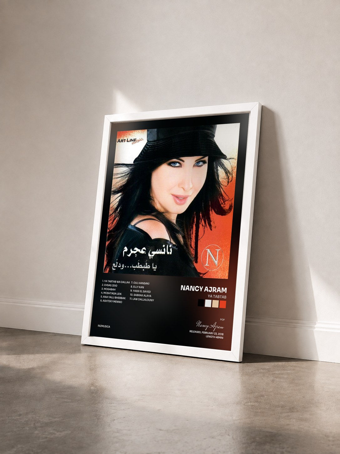 #blanc Tableau de l'album Ya Tabtab de Nancy Ajram vu de trois quarts, cadre blanc