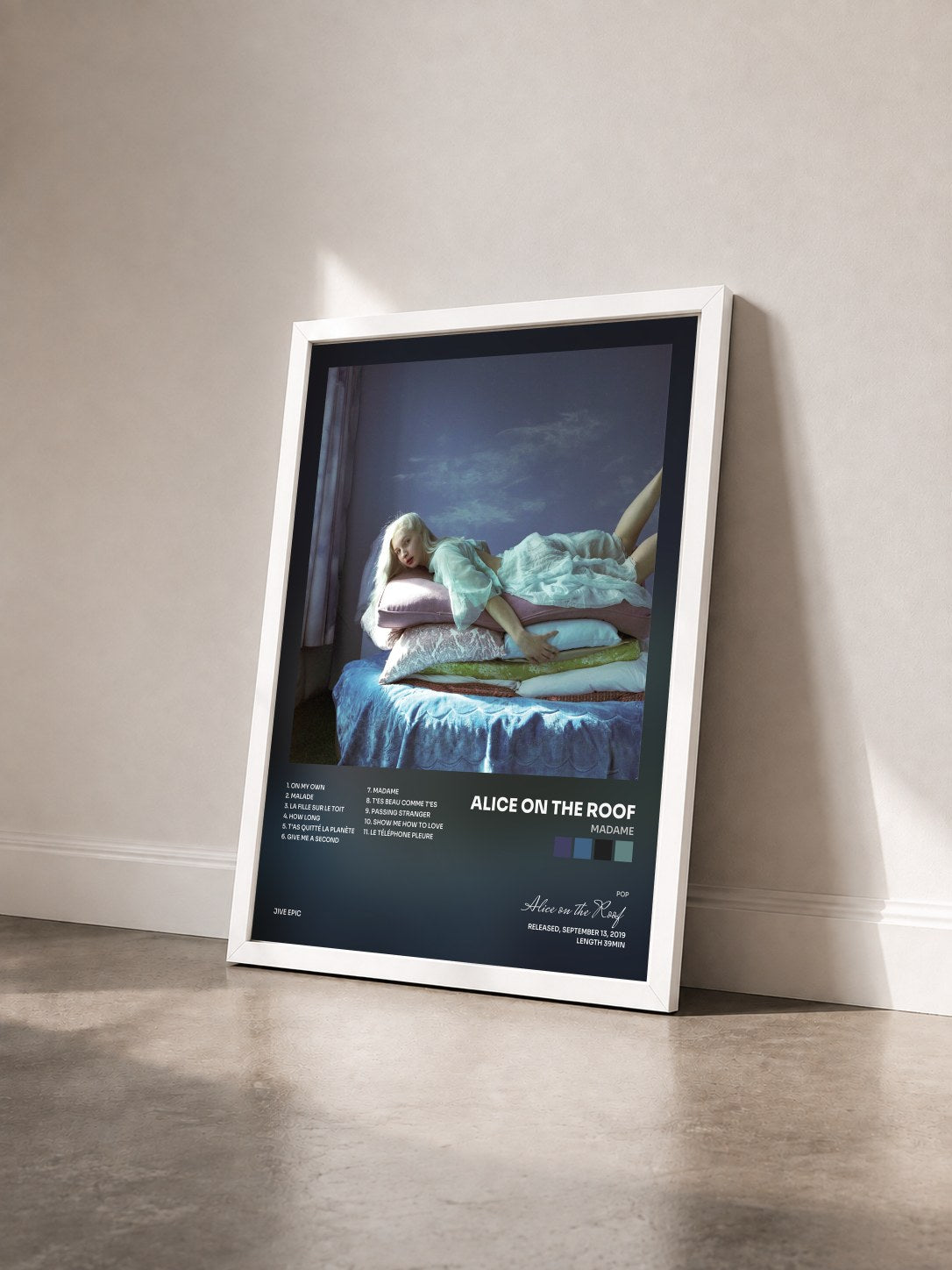 #blanc Tableau de l'album Madame de Alice on the Roof vu de trois quarts, cadre blanc