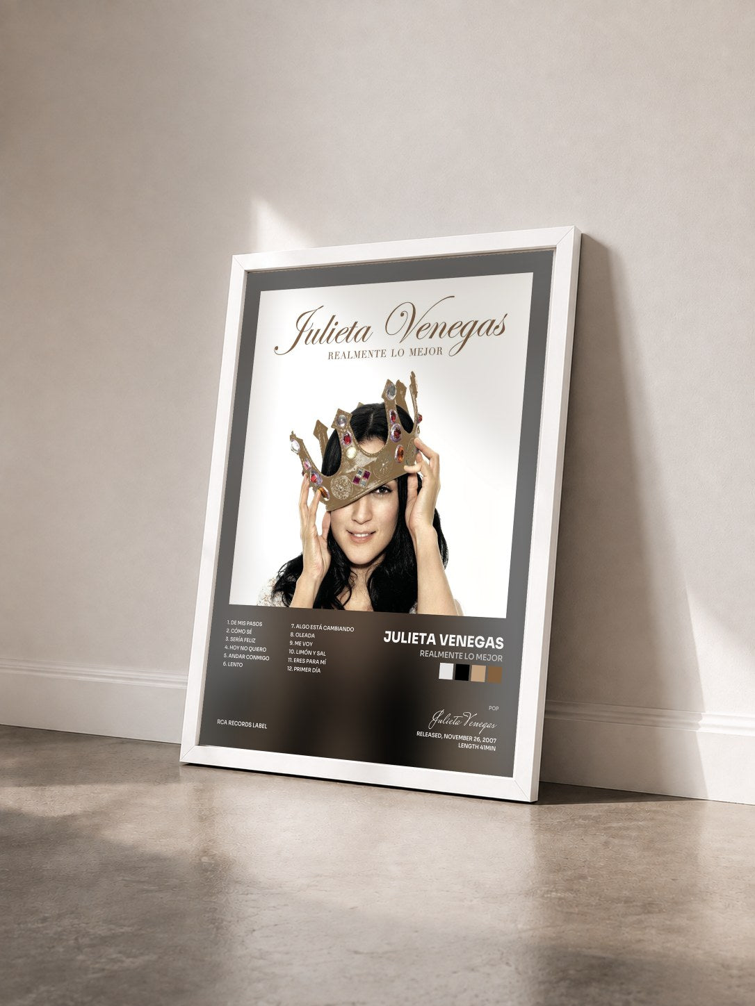 #blanc Tableau de l'album Realmente Lo Mejor de Julieta Venegas vu de trois quarts, cadre blanc