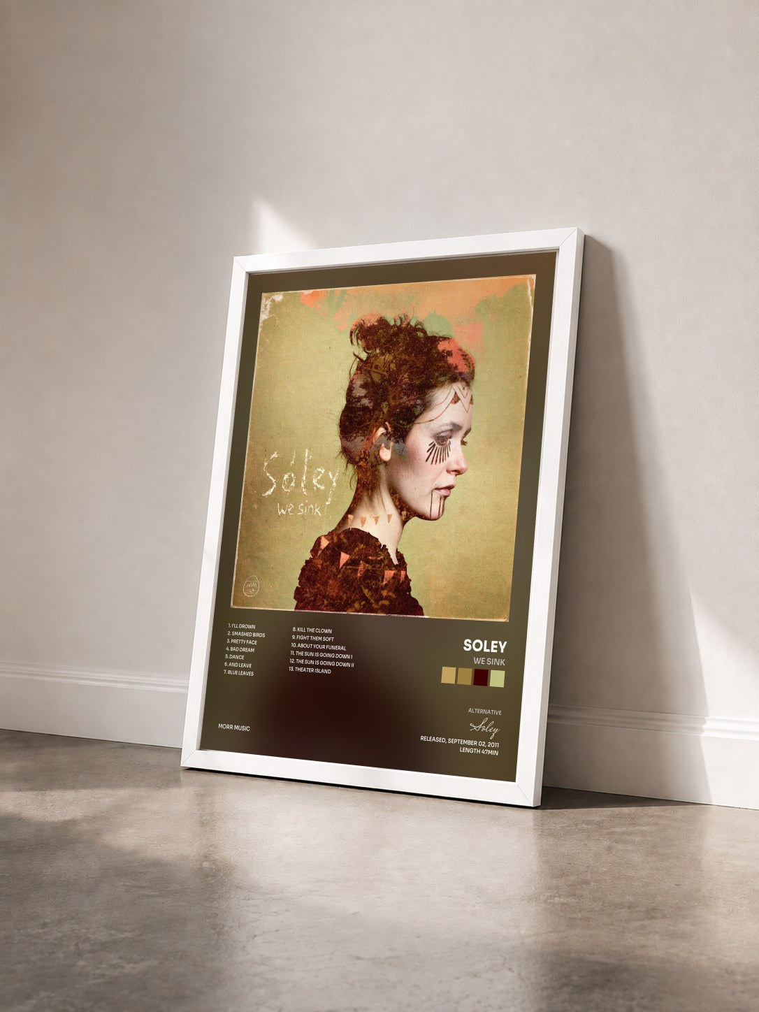 #blanc Tableau de l'album We Sink de Soley vu de trois quarts, cadre blanc