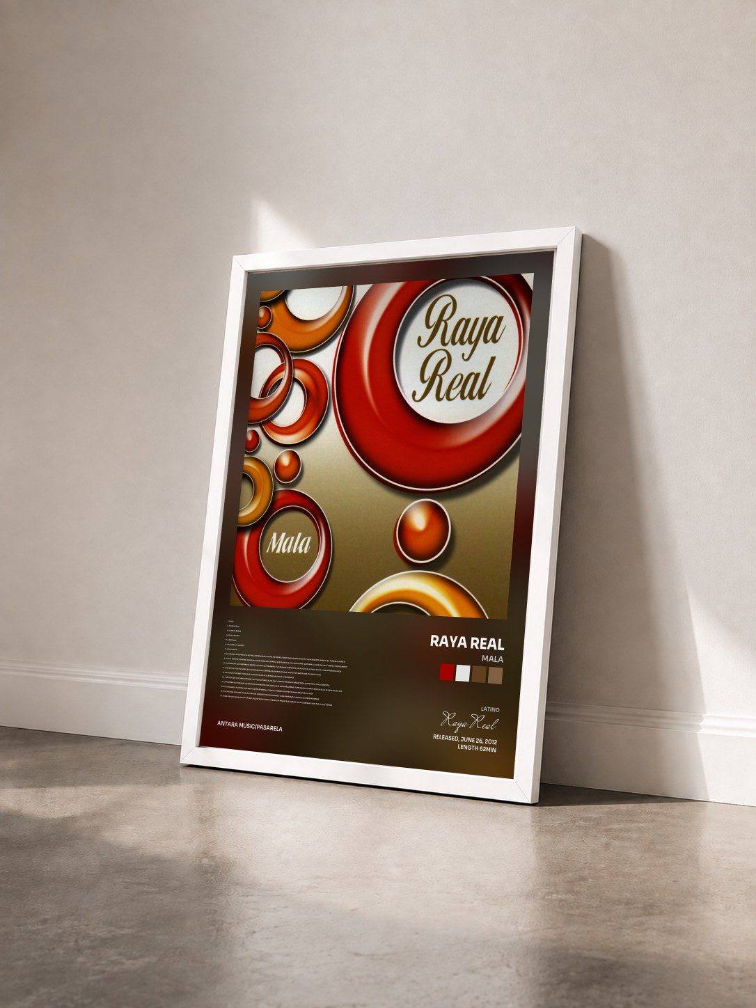 #blanc Tableau de l'album Mala de Raya Real vu de trois quarts, cadre blanc
