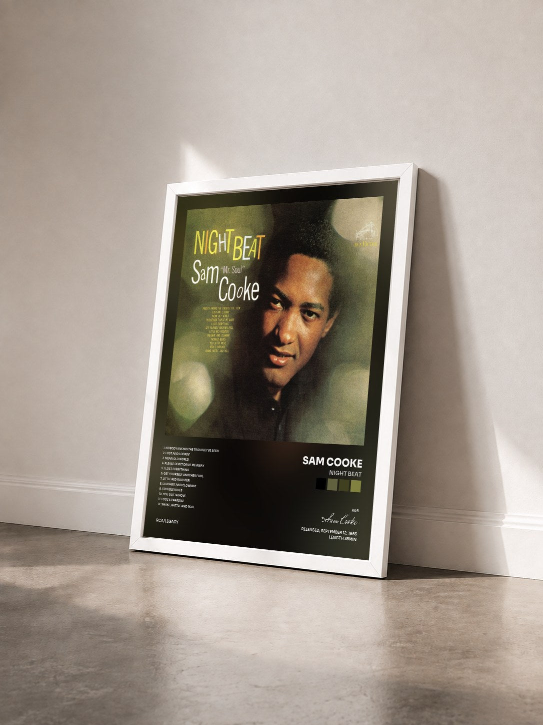 #blanc Tableau de l'album Night Beat de Sam Cooke vu de trois quarts, cadre blanc