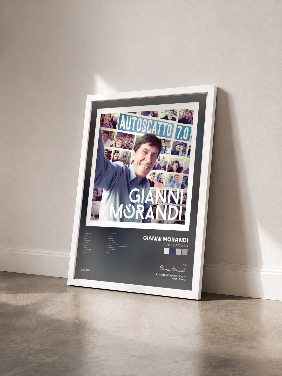 #blanc Tableau de l'album Autoscatto 7.0 de Gianni Morandi vu de trois quarts, cadre blanc