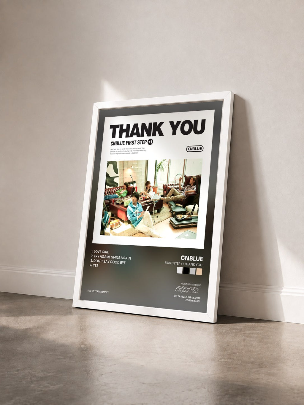 #blanc Tableau de l'album FIRST STEP +1 THANK YOU de CNBLUE vu de trois quarts, cadre blanc
